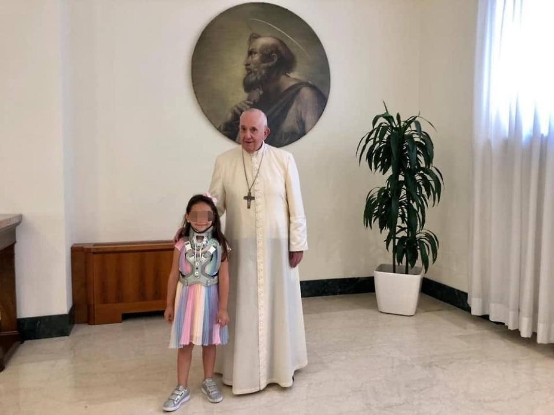 La piccola Noemi incontra Papa Francesco