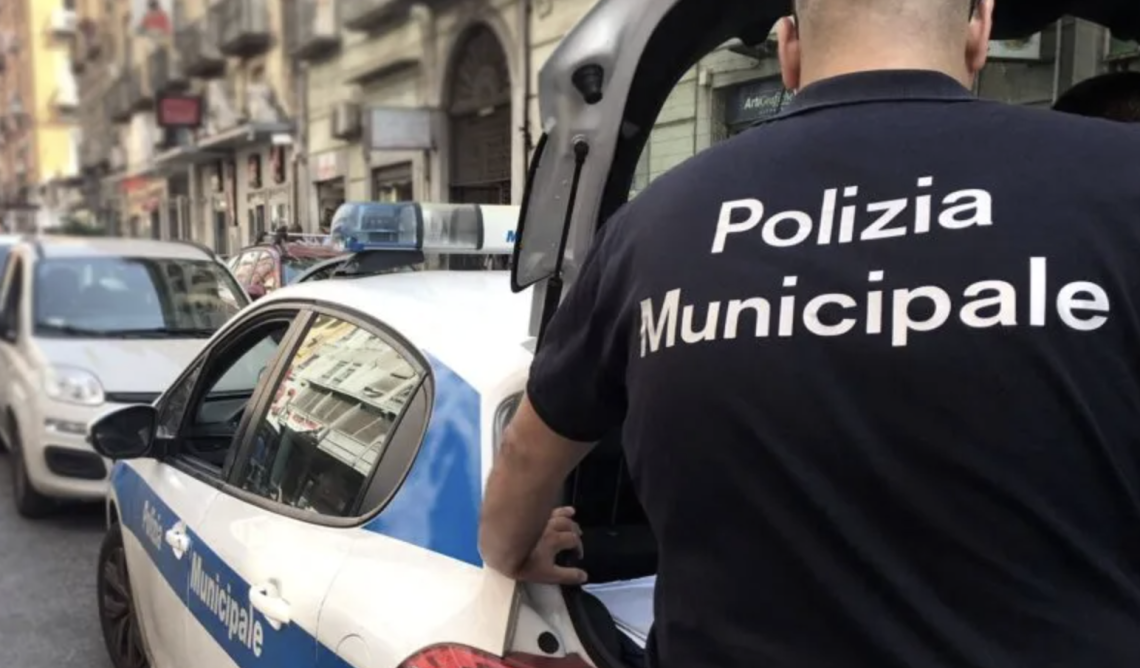 Taxi a Napoli, controlli della polizia turistica: raffica di sanzioni