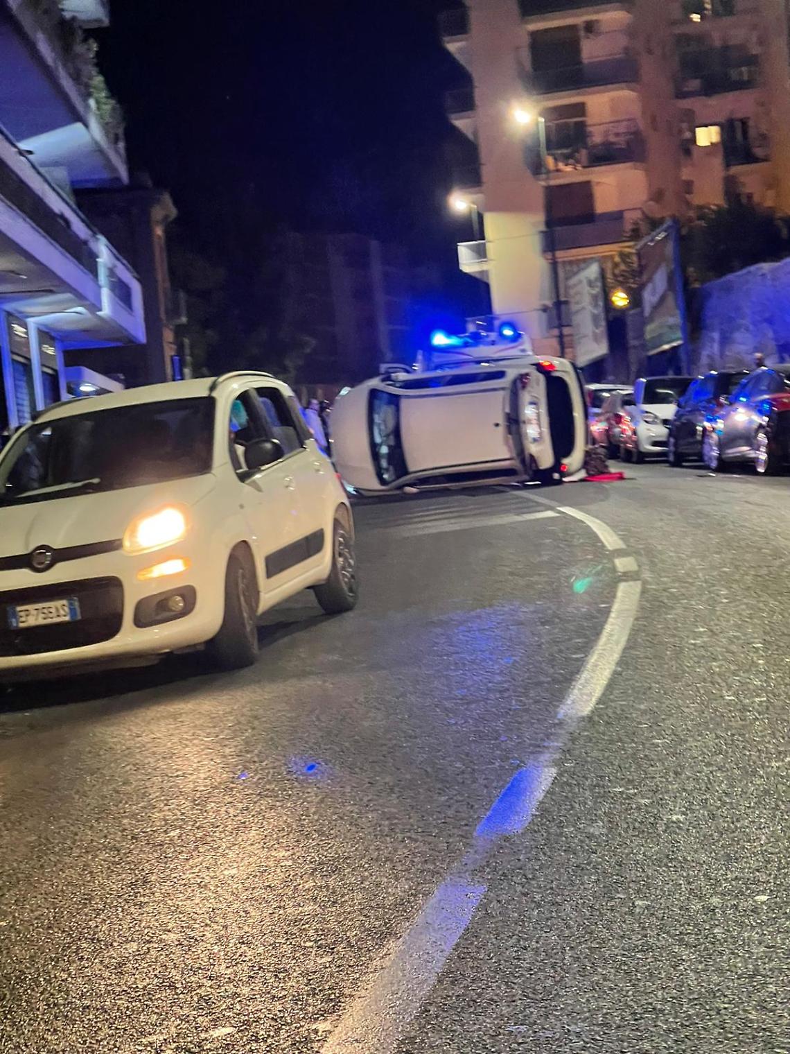 Si ribalta auto in via Manzoni, tanta paura ma nessun ferito grave