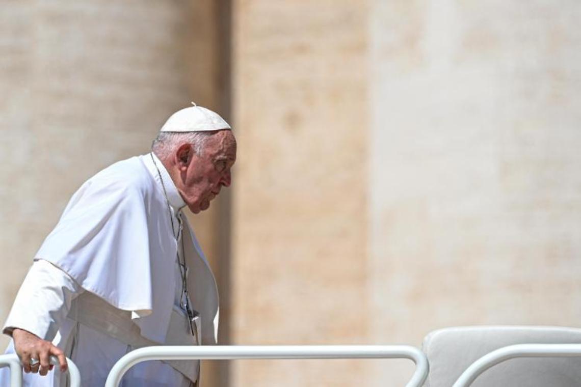 Papa Francesco operato al Gemelli. Il chirurgo: «Sta bene ed è sveglio»
