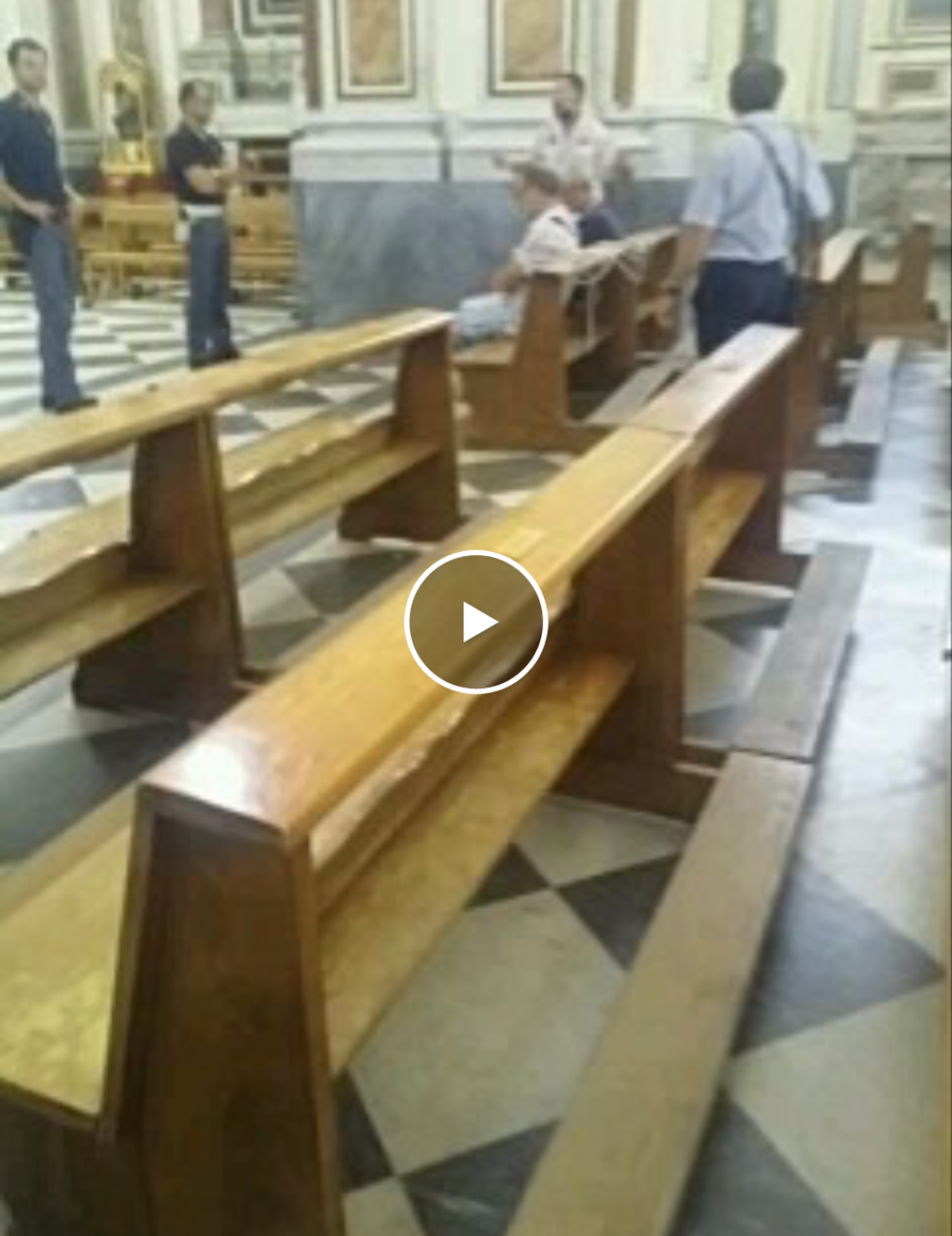 Acerra, lavoratori Cub minacciano di darsi fuoco in Cattedrale VIDEO