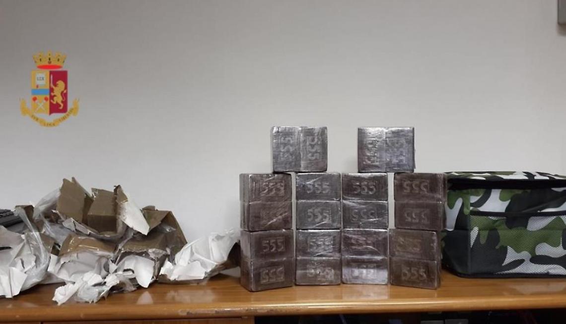 In auto con la droga, arrestate due donne