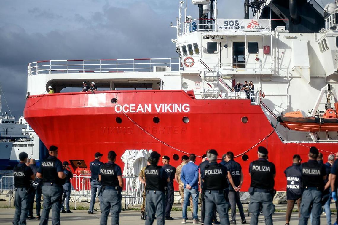 Ocean Viking, migranti tutti negativi al Covid: terminato trasbordo
