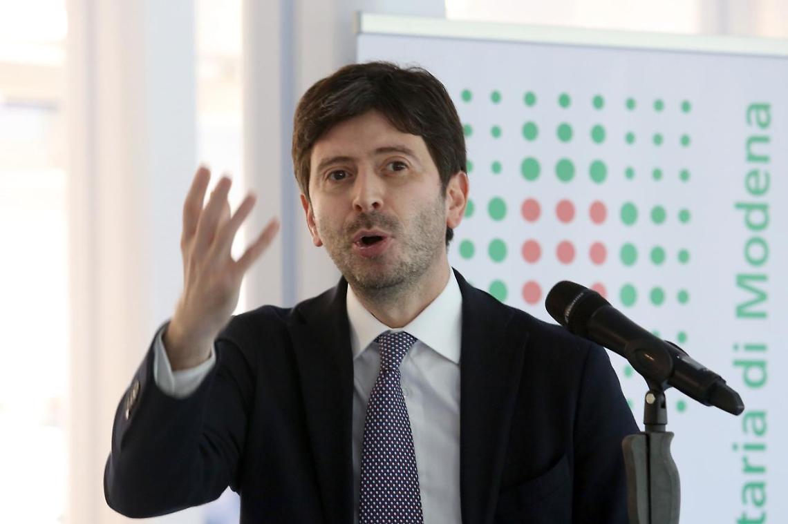 Covid, Speranza: «Stop voli da Bangladesh, troppi casi»