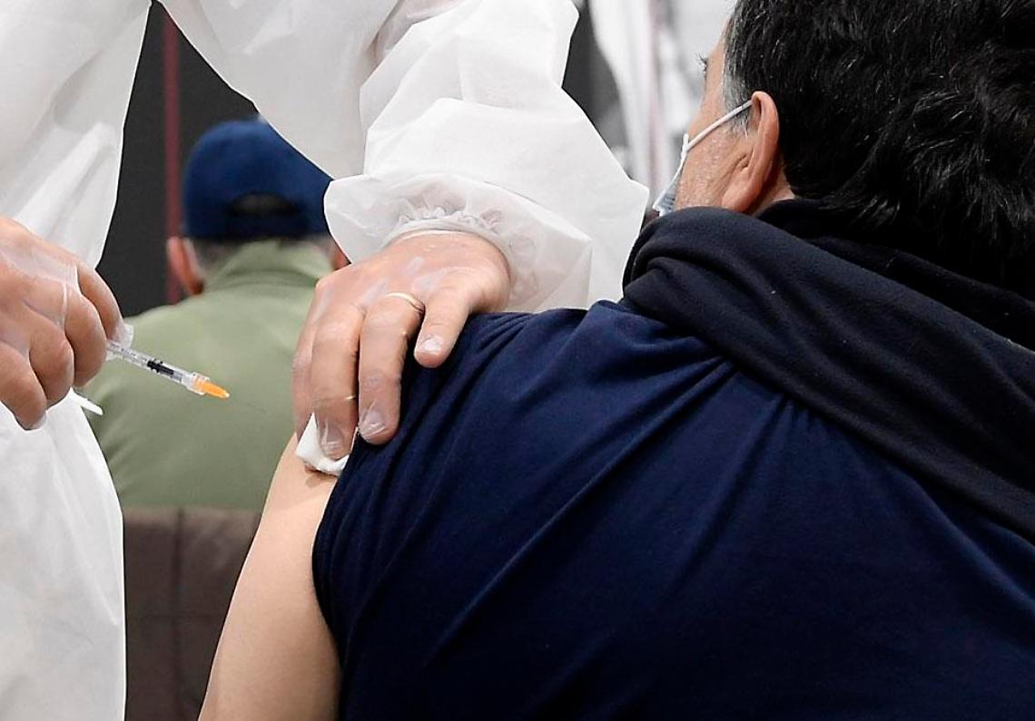 Vaccini, mancano scorte: stop alle prime dosi