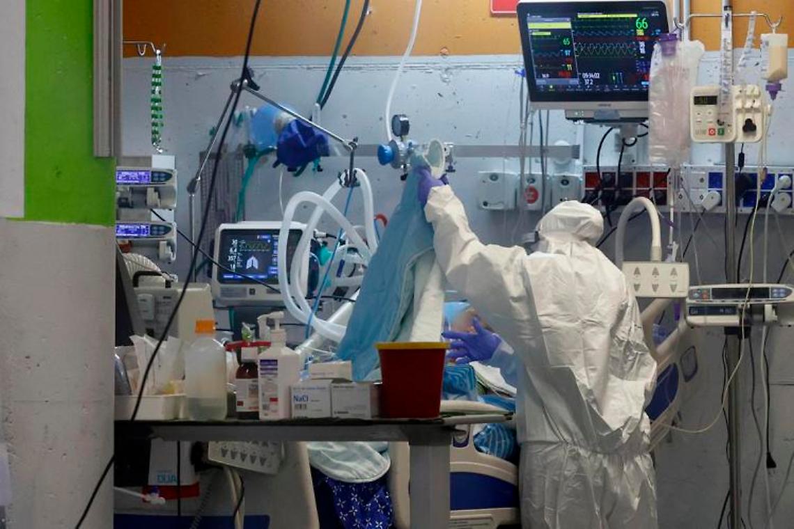 Covid, i ricoveri continuano a salire in Campania. L'Ordine dei medici di Napoli: «Vaccinare il personale sanitario o si rischia la paralisi dei servizi essenziali». Il ministero della Salute alle Regioni: «Potenziare subito gli ospedali»
