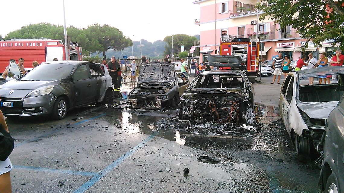 Cinque auto in fiamme,<br>inferno a Lucrino