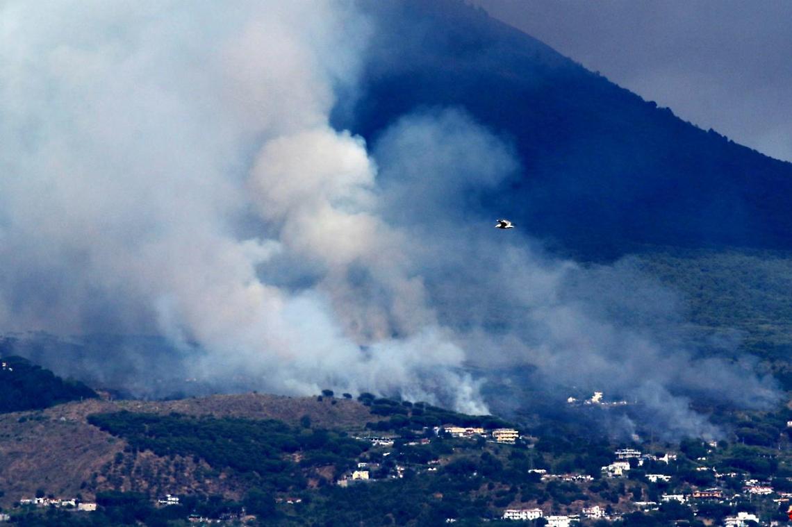 Incendi, proseguiranno i pattugliamenti dell'esercito sul Vesuvio