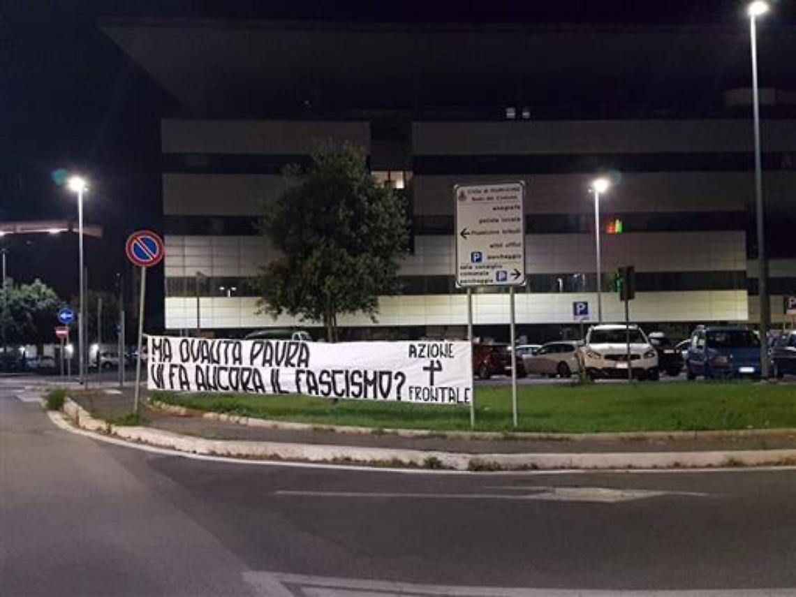 Raid fascista a Fiumicino, striscione davanti alla sede del Pd