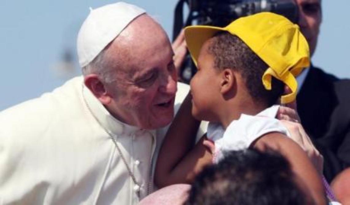 Papa Francesco: «Chiesa senza frontiere, crea ponti e non barriere. È la mano di Gesù che tramite la nostra aiuta gli altri ad alzarsi»