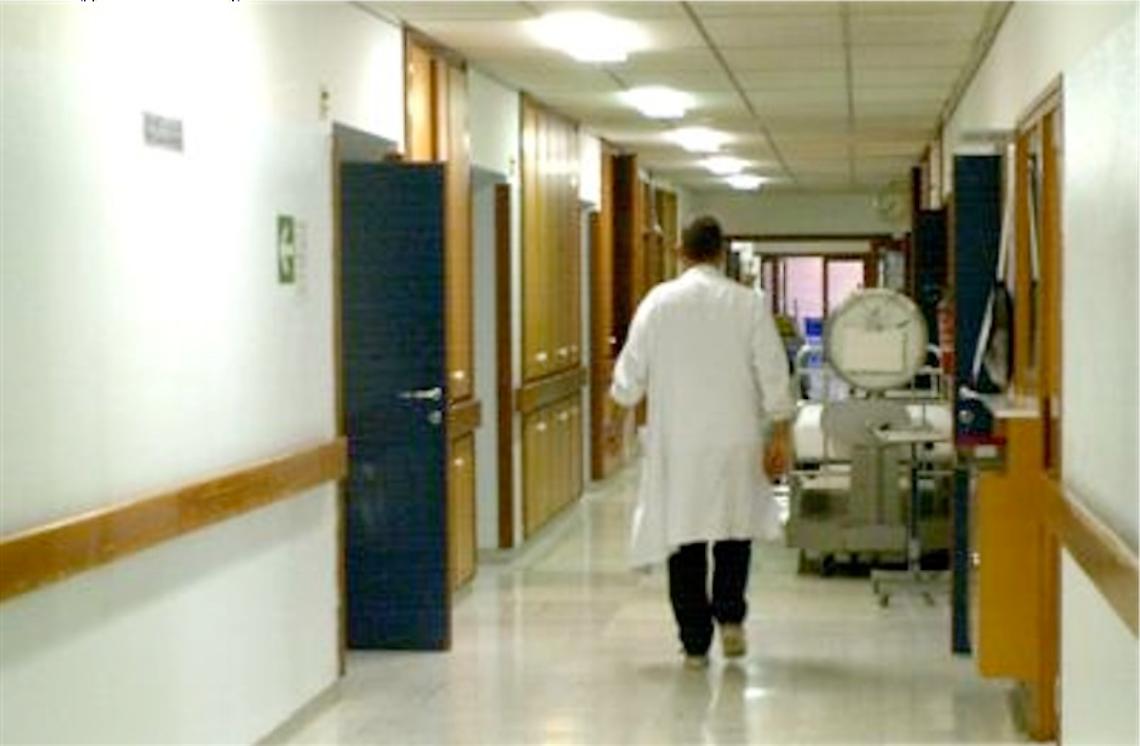Si riprende dall'anestesia e deruba gli altri pazienti