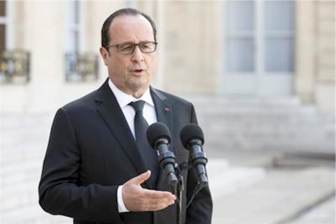 Si sveglia Hollande: «Da domani raid contro l'Isis»