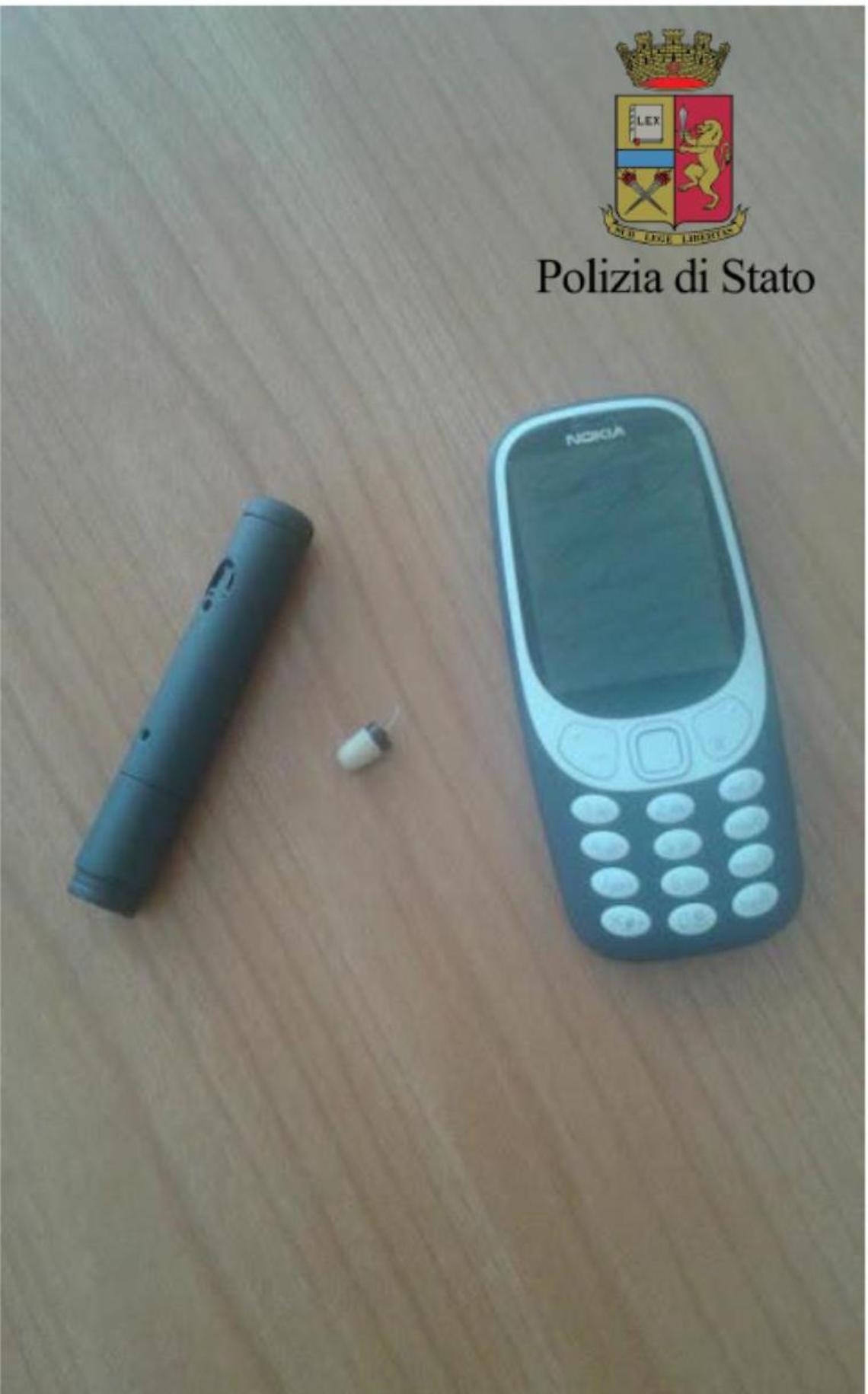 Va a fare i quiz per la patente con microfono e auricolare: denunciato 30enne napoletano