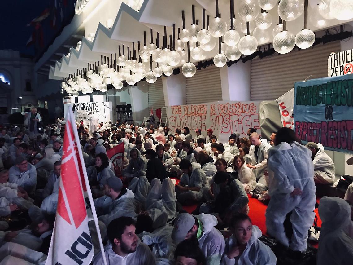 Clima, dalla Terra dei fuochi a Venezia: occupato il red carpet della Mostra del cinema