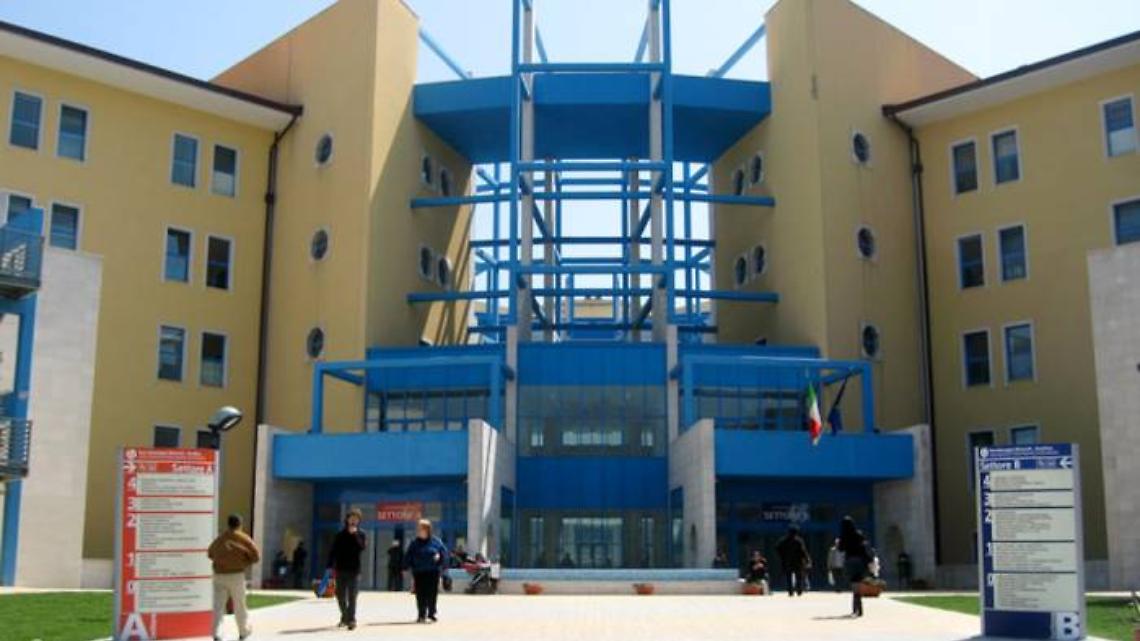 Covid, paziente positiva: negativi 50 tamponi all'ospedale di Avellino