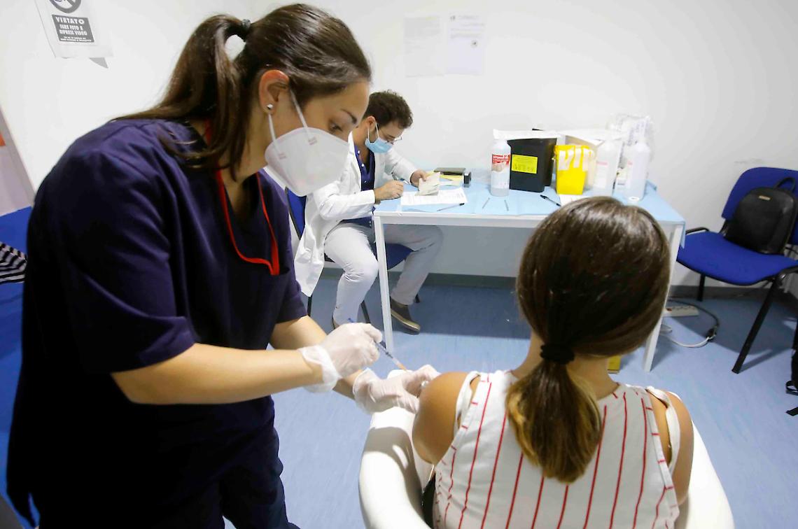 Asl Na2, camper nelle scuole per vaccinare gli over 12
