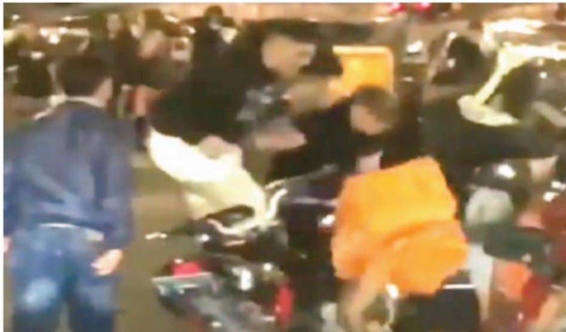 Gli sputano e lo massacrano, stanata la gang di Fuorigrotta