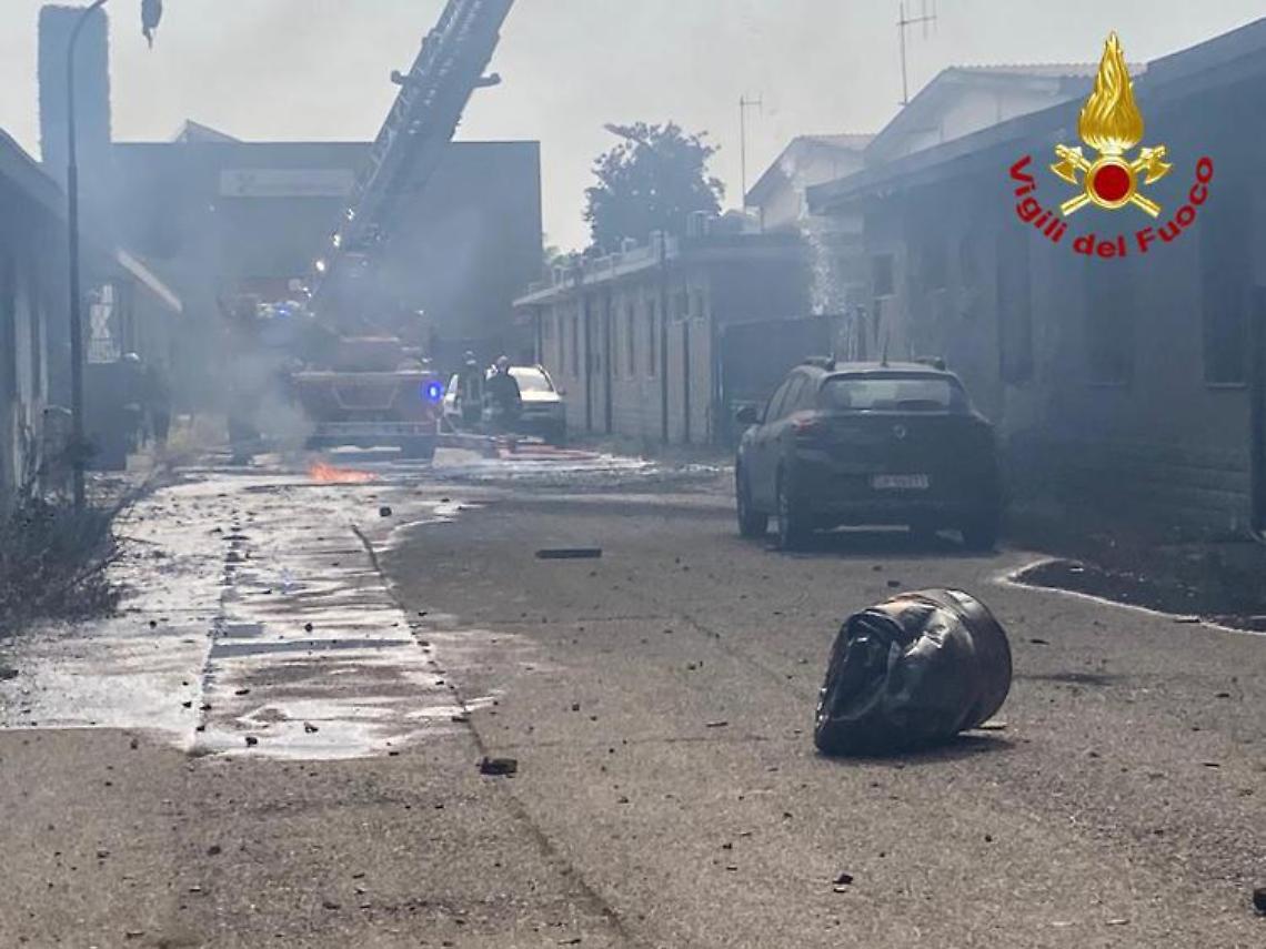 Fabbrica chimica in fiamme, allarme ambientale