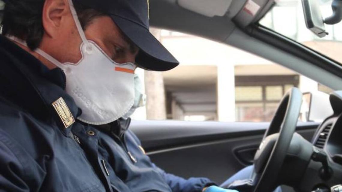 Covid a Napoli, bar aperto dopo le 22 con clienti: 800 euro di multa