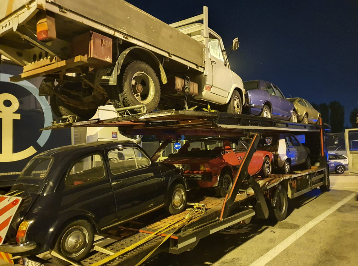 Auto d'epoca per girare film, sequestrati tre mezzi industriali