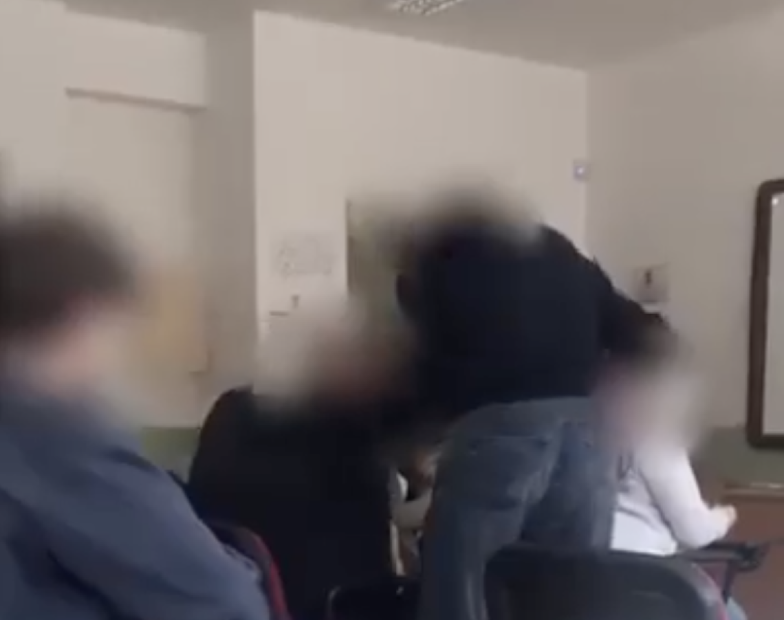 Prof picchia studente in classe, il video diventa virale