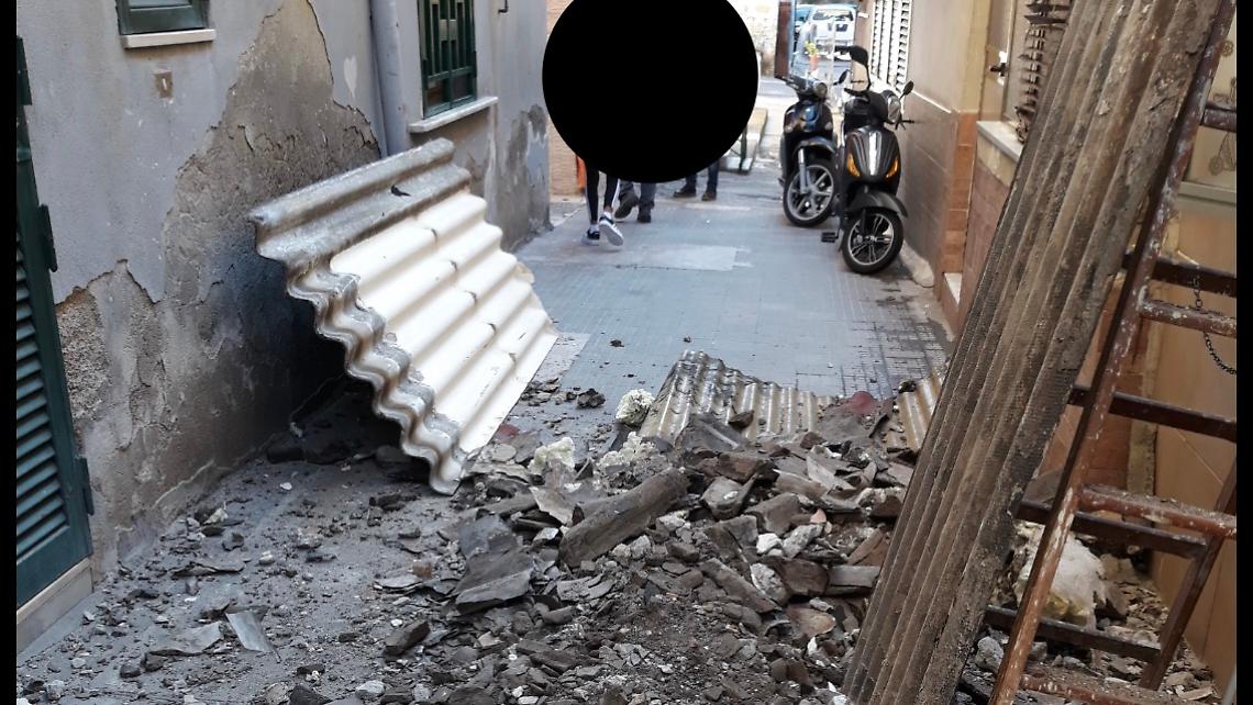Smaltivano amianto ai Ponti Rossi, denunciati