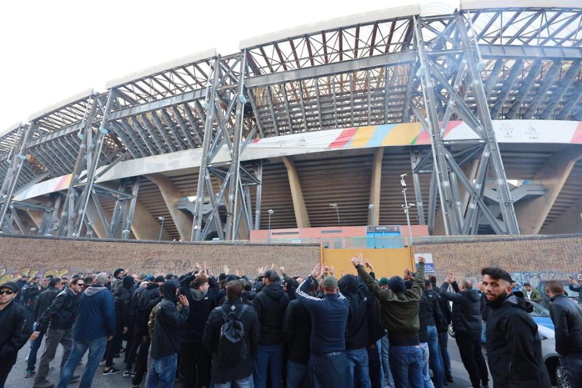 Napoli, la rabbia dei tifosi davanti al San Paolo: "Calciatori mercenari"