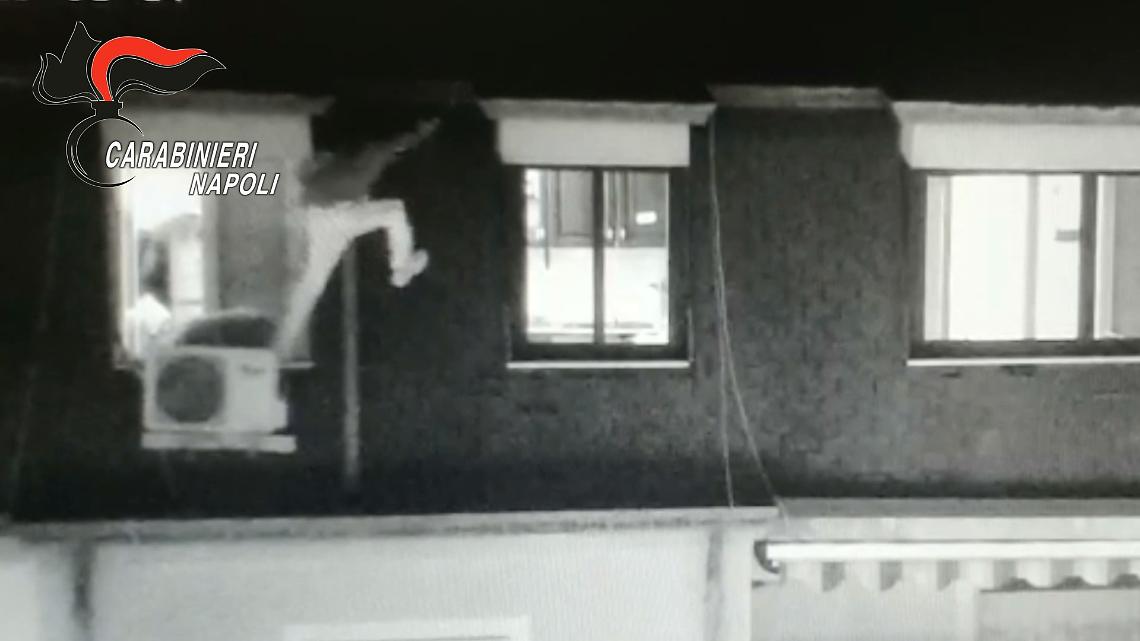 Esce da finestra per scappare su tetto, preso latitante tra i più pericolosi