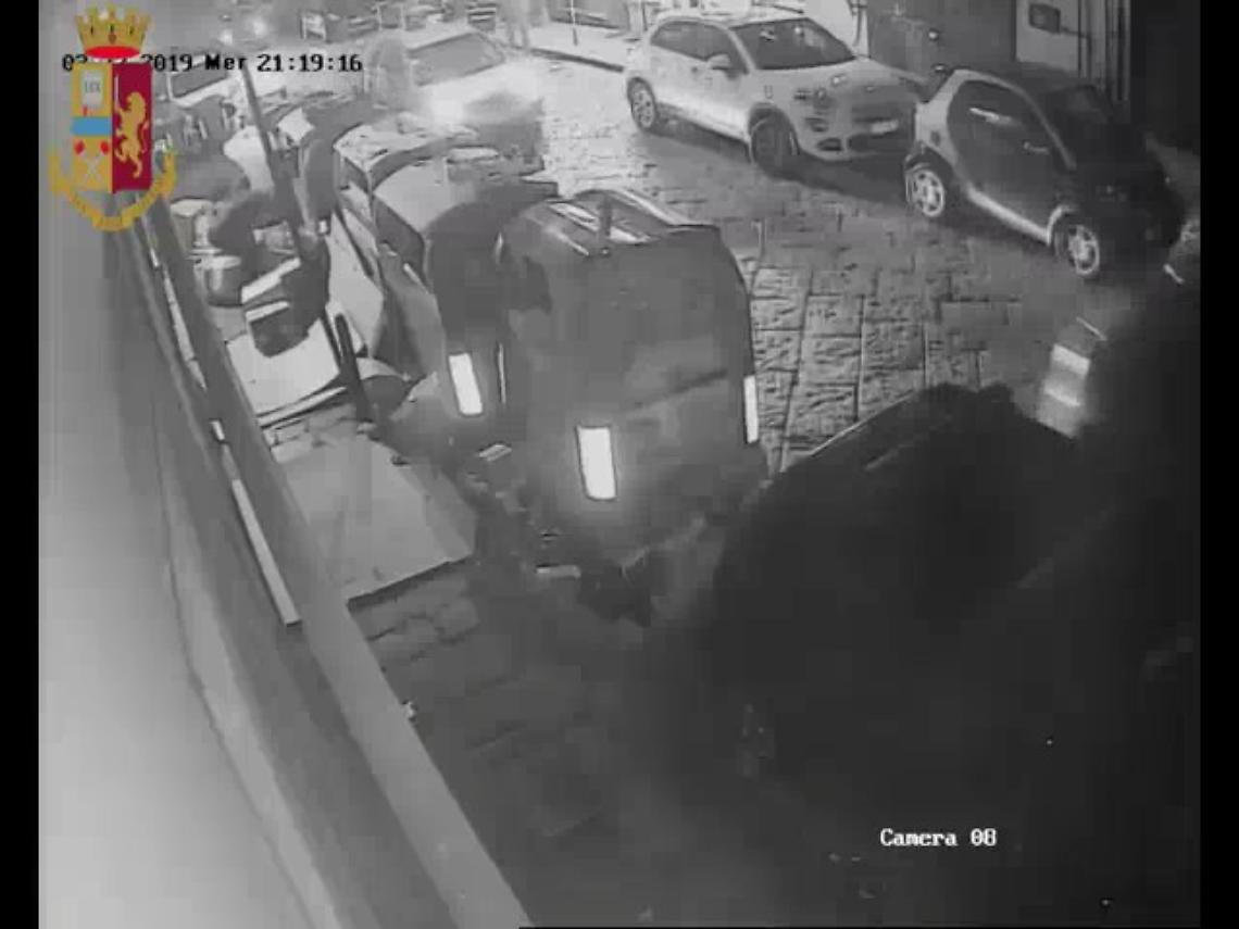 Dava fuoco ai cassonetti, arrestato piromane a Napoli