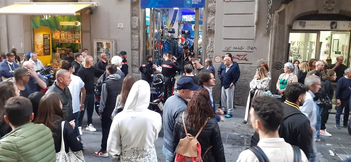 Rapine nei negozi di via Chiaia, due fermati