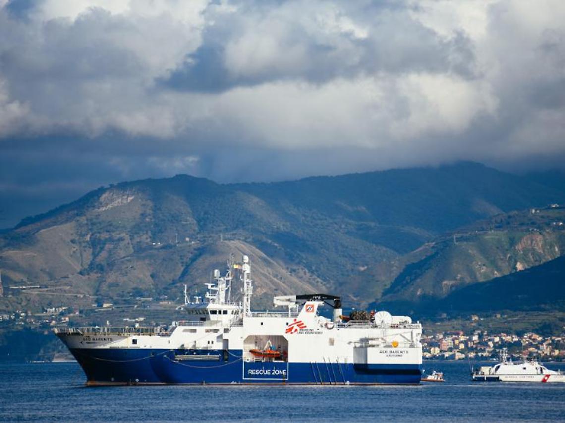 Migranti, in tre si gettano in mare da nave Msf
