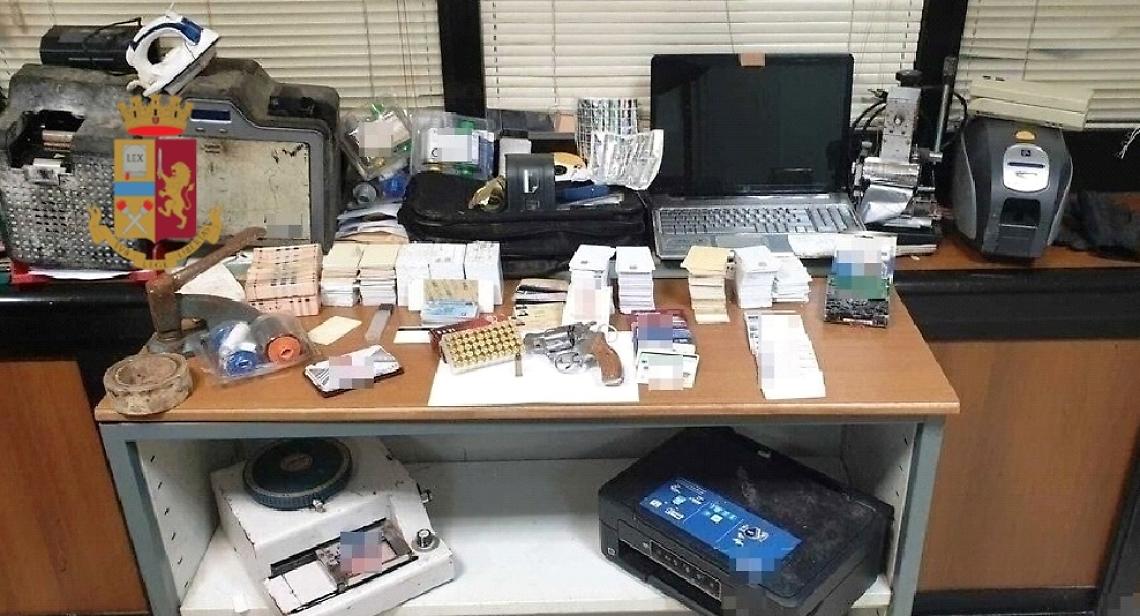 Minaccia fratello e poliziotti con una pistola, nel suo appartamento centrale del falso