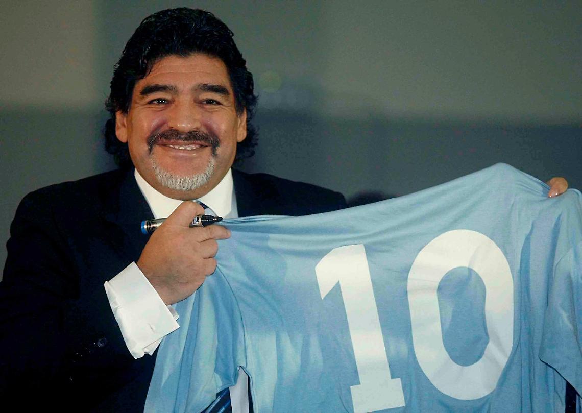 Maradona, Pisani: «Assistenza medica negligente». Guerra per l'eredita, Ferlaino: «Riesumare il corpo? Lascino in pace Diego»
