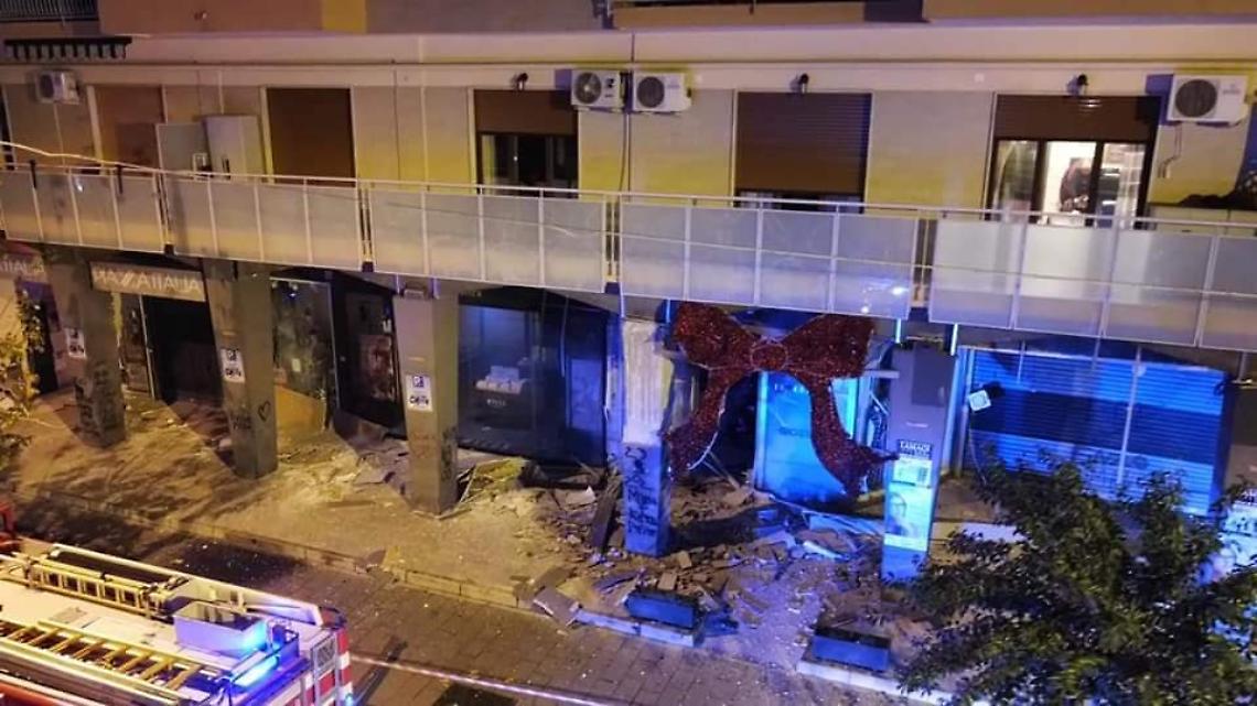 Paura a Casoria, bomba carta esplode davanti a negozio in via Marconi 
