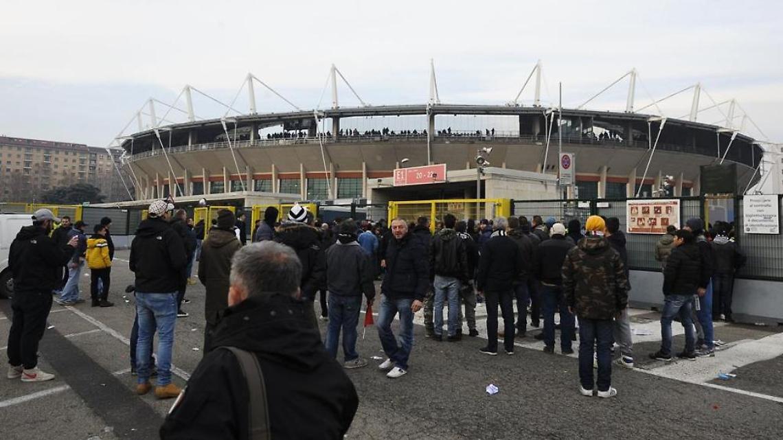 Napoli-Leicester, stop a vendita alcolici e bevande in vetro