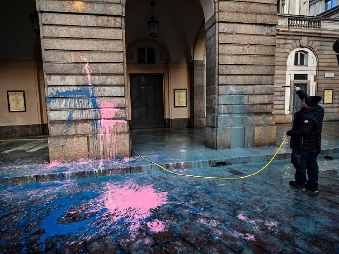 Imbrattano l'ingresso della Scala, denunciate 5 persone