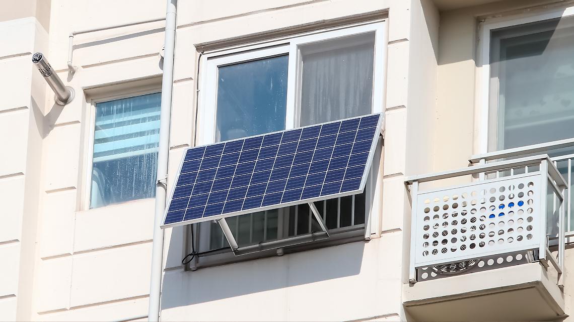 Caro energia, il Comune regala i fotovoltaici da balcone