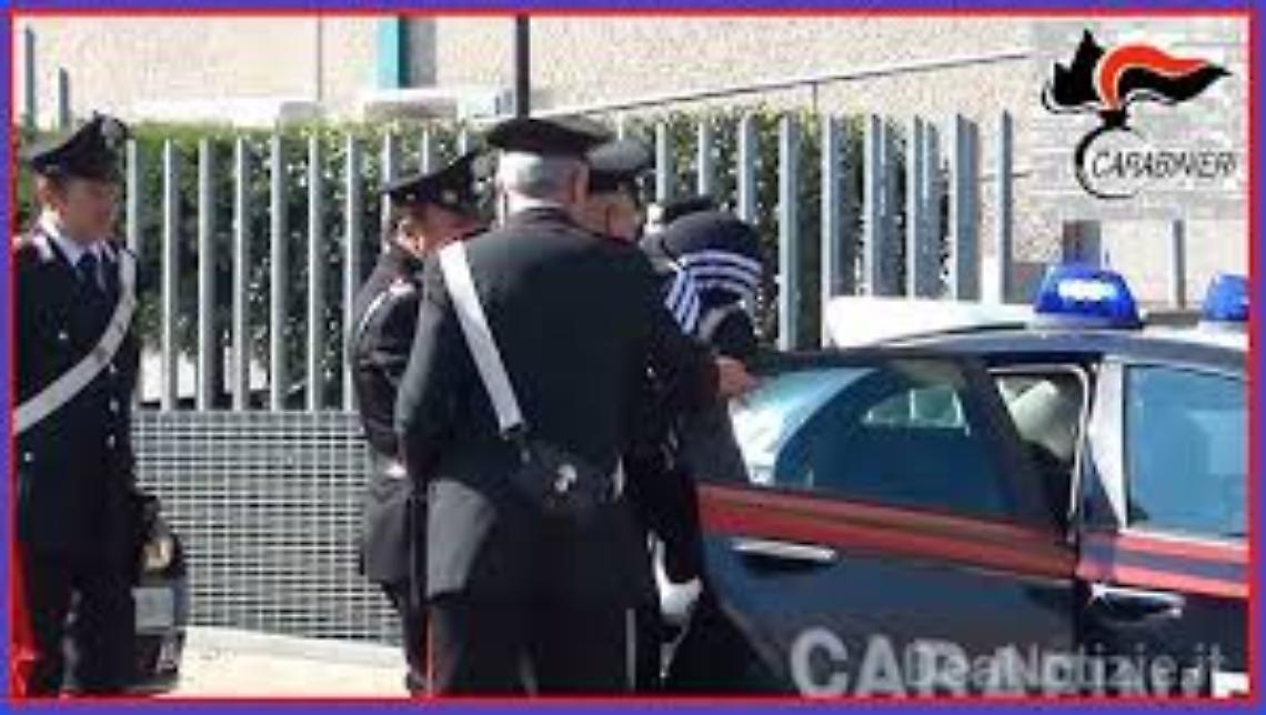 Tenta di strangolare la moglie e di darle fuoco, marito in manettte