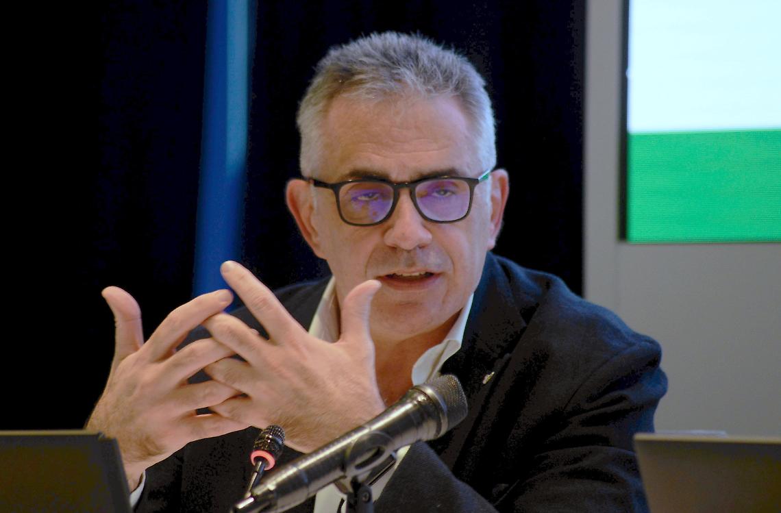 Pregliasco: «Lockdown insostenibile, chiusure chirurgiche da valutare»