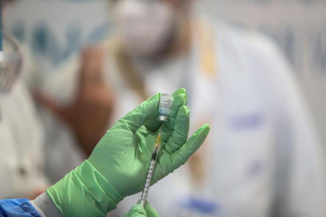 Variante Omicron e terza dose, Miozzo: “Molti si infettano ma non si ammalano”