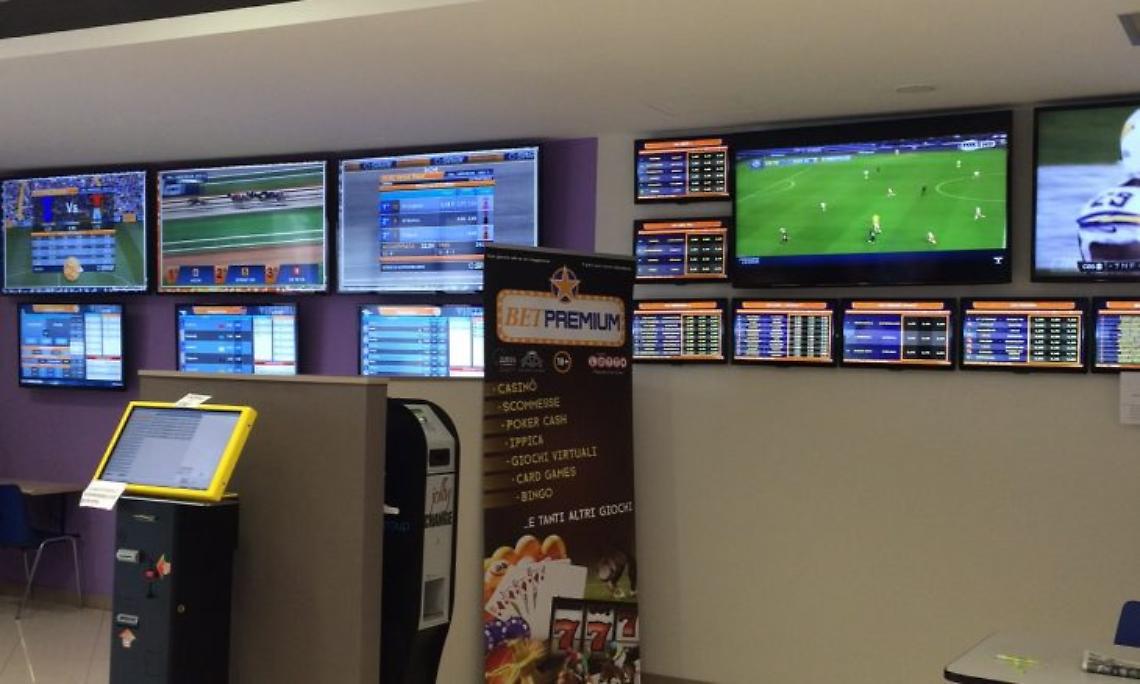 Rapina alla sala scommesse, banditi in fuga col bottino