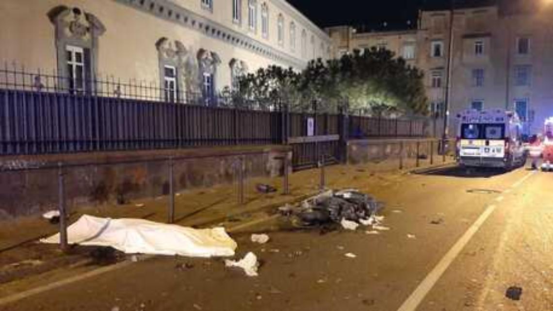Con lo scooter contro il cordolo, cade e muore