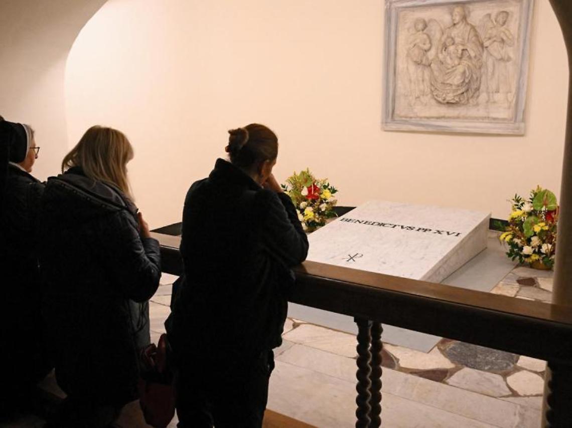 Aperte le Grotte Vaticane per l’omaggio dei fedeli alla tomba del Papa Emerito
