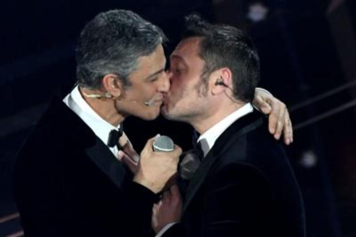 Tiziano-Fiorello, medley e duetto al bacio