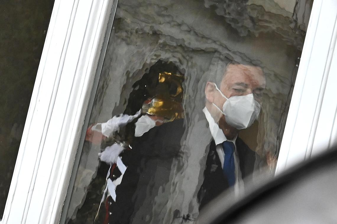 Governo, Draghi vuole prolungare l'anno scolastico