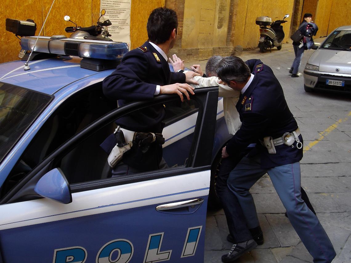 Estorsioni, armi e condizionamenti di aste per il clan: sette arresti