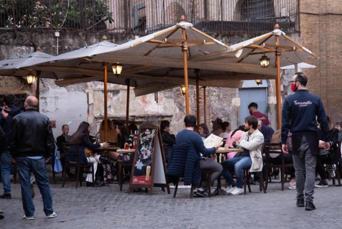 Covid in Italia, da obbligo vaccinale a mascherine all'aperto: cosa cambia