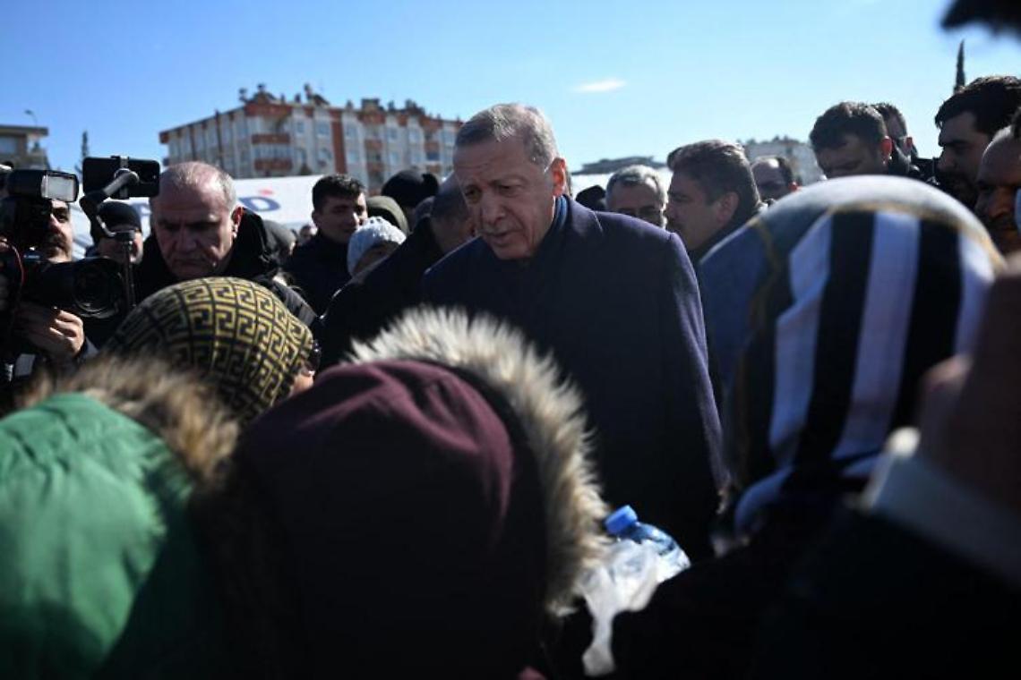 Terremoto Turchia, Erdogan visita zone colpite e ammette: «All'inizio problemi nei soccorsi»
