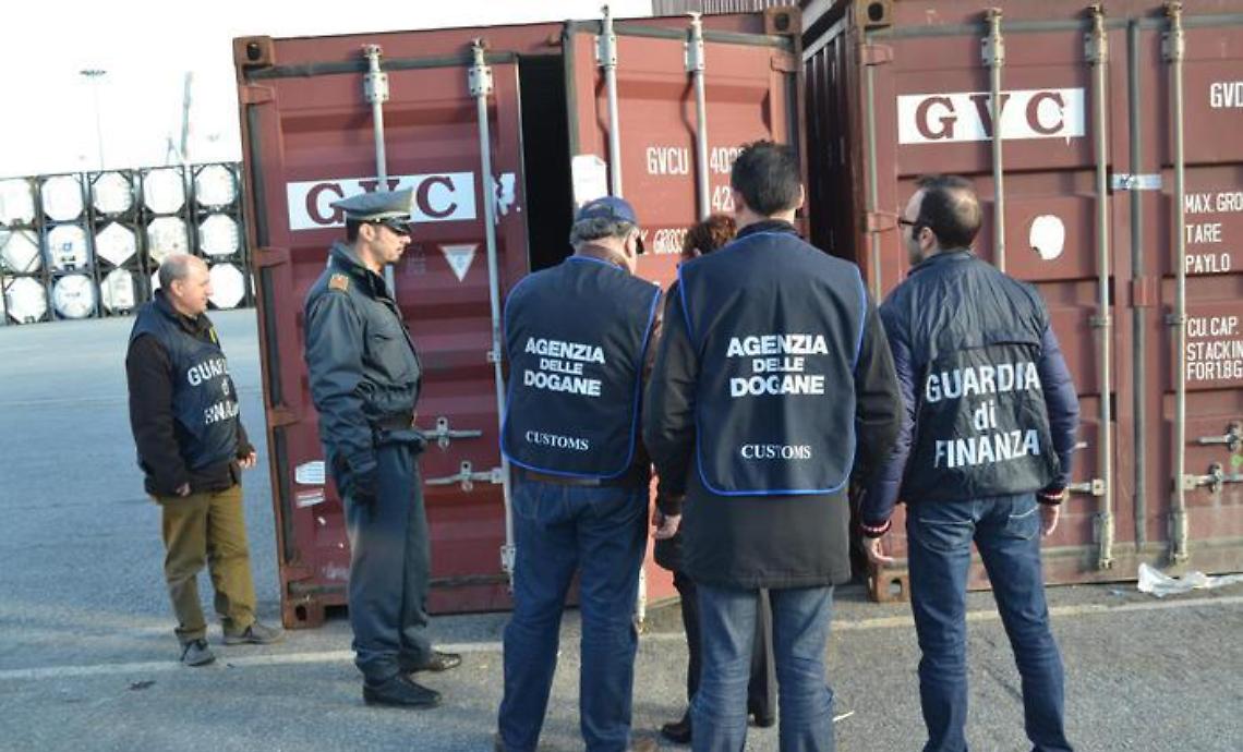 Droga, 60 kg di cocaina tra la frutta esotica: due arresti