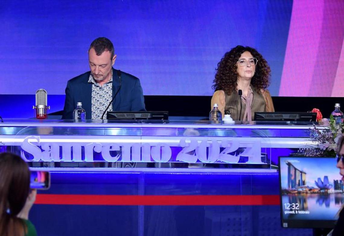 Sanremo, Amadeus: «John Travolta? Sapeva tutto». Poi sbotta: «Polemica su stronz...»